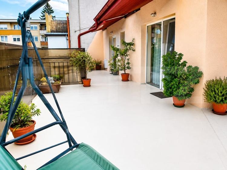 Apartament cu 4 camere decomandat, mobilat în Între Lacuri