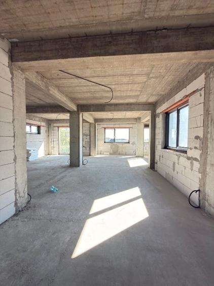 Spațiu comercial, de 400 mp, în Est