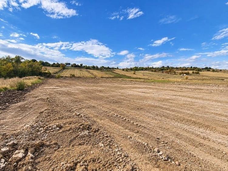 Teren agricol intravilan de 13000 mp, în Aeroport