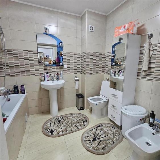 Apartament cu 3 camere decomandat în Noua