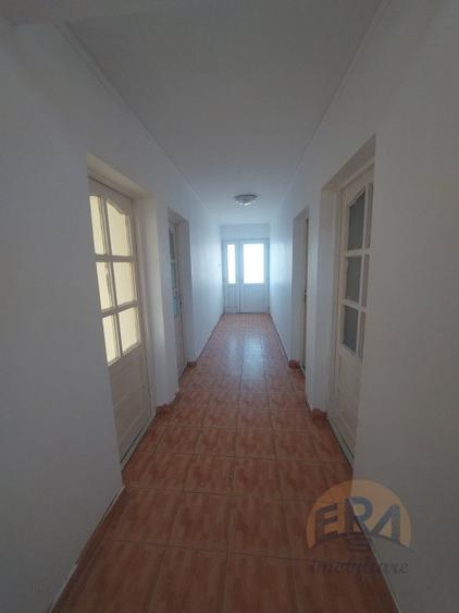Casă individuală cu 9 camere cu Canalizare în Ineu