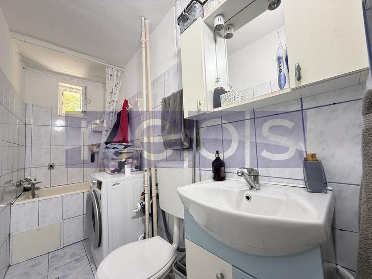Apartament cu 3 camere semidecomandat, mobilat în Vitan