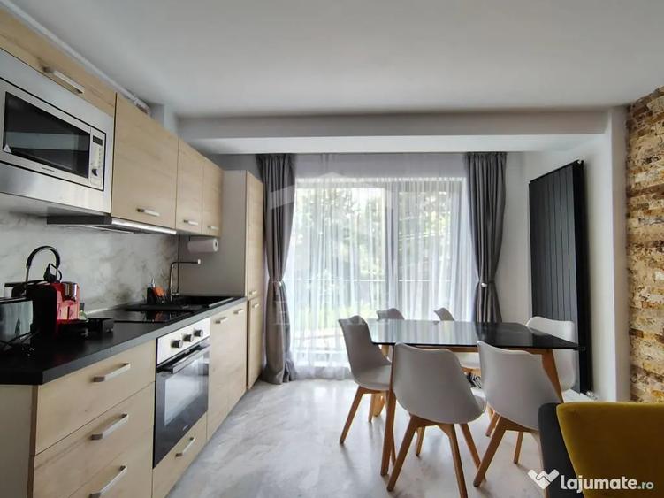 Apartament cu 3 camere decomandat în Piața