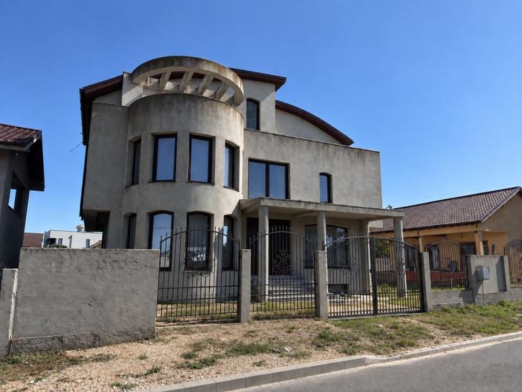Casă individuală cu 10 camere cu Canalizare în Ovidiu