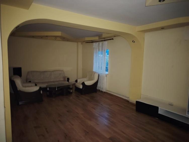 Casă individuală cu 5 camere cu Canalizare în Central