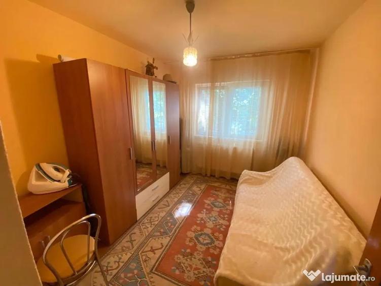 Apartament cu 4 camere decomandat în Miorița