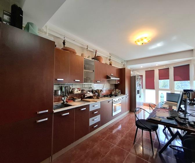 Apartament cu 4 camere decomandat, mobilat în Dristor