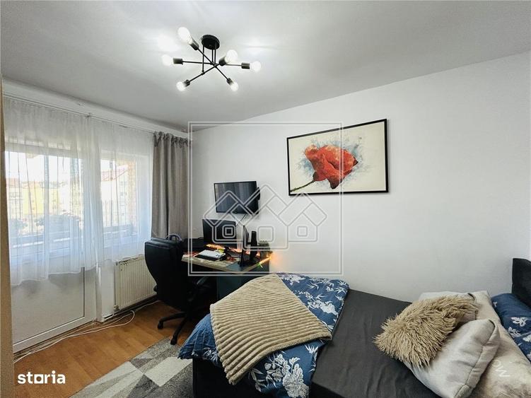 Apartament cu 4 camere decomandat în Valea Aurie