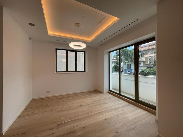Casă individuală cu 11 camere cu Canalizare în Dorobanți