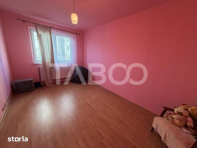 Apartament cu 3 camere semidecomandat în Central