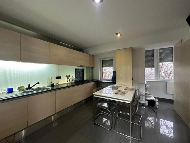 Apartament cu 3 camere semidecomandat, mobilat în Vitan