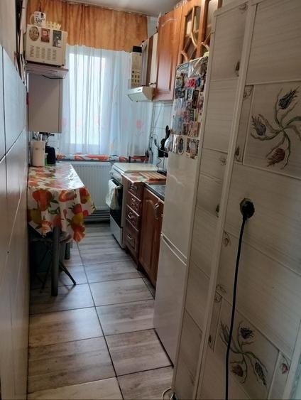 Apartament cu 3 camere semidecomandat în Craiovița Nouă