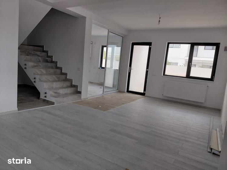 Casă cu 7 camere cu Teren 200 Mp în Central