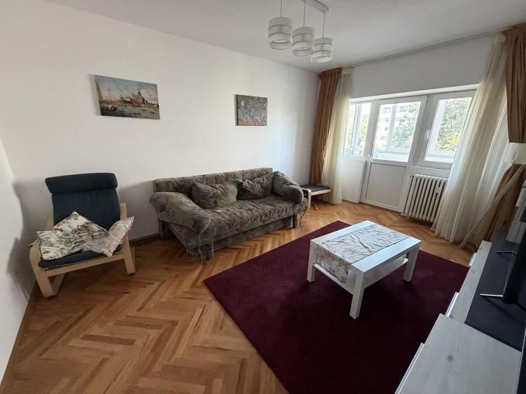 Apartament cu 3 camere decomandat în Podul de Fier