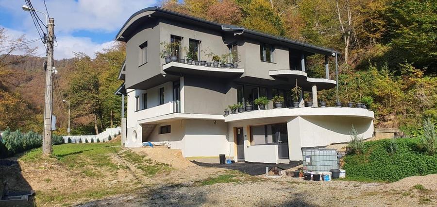 Casă individuală cu 7 camere cu Canalizare în Valea Roșie