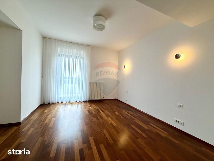 Apartament cu 4 camere semidecomandat, mobilat în Băneasa