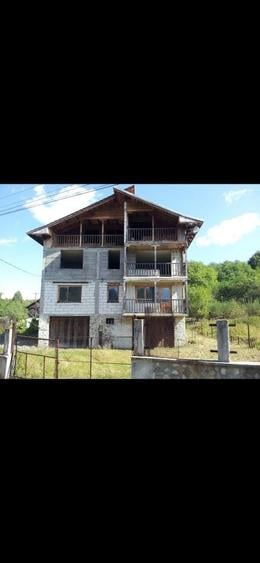 Casă cu 4 camere în Petros