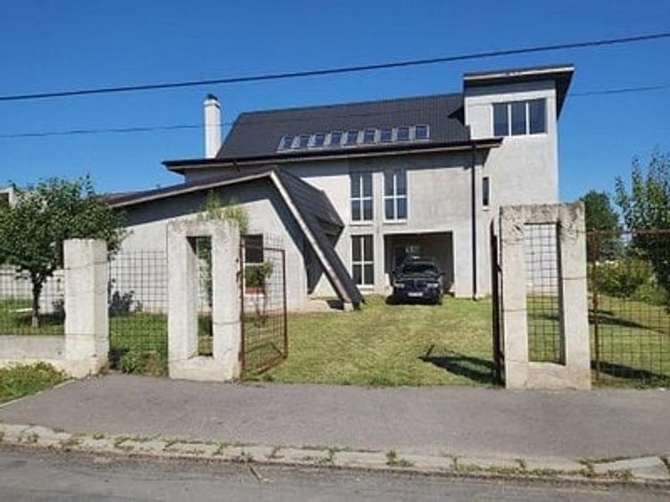 Casă individuală cu 9 camere cu Teren 3000 Mp în Mogoșoaia