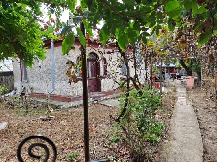 Casă cu 4 camere cu Teren 1334 Mp în Sărățeni