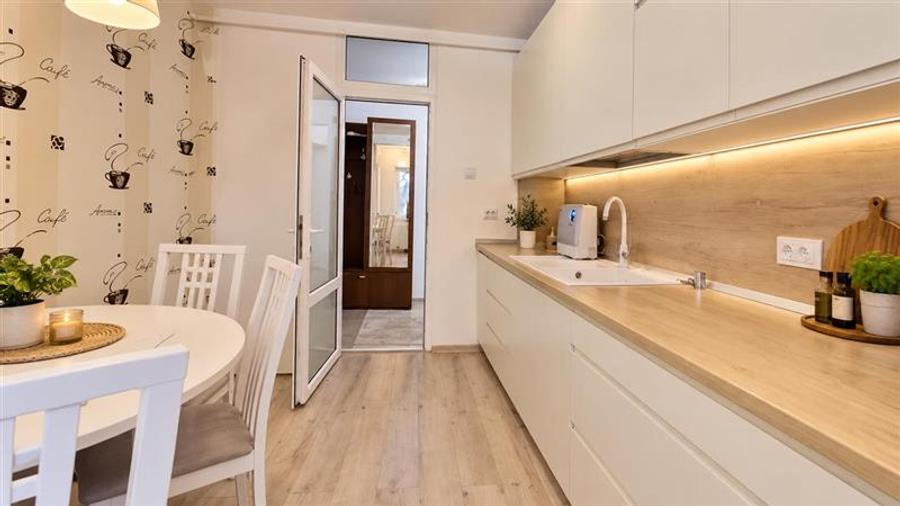 Apartament cu 3 camere decomandat, mobilat în Tractorul