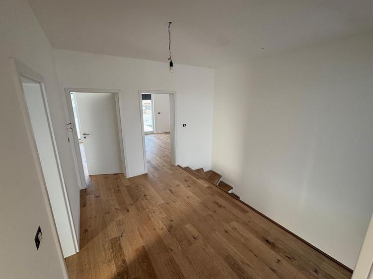 Duplex cu 5 camere cu Canalizare în Dumbrăvița