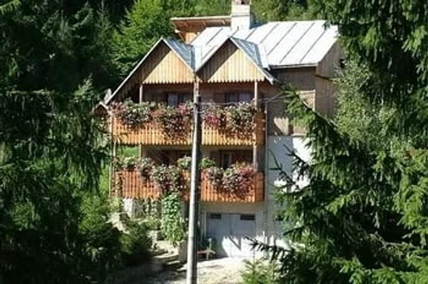 Casă cu Teren 1580 Mp în Voroneț