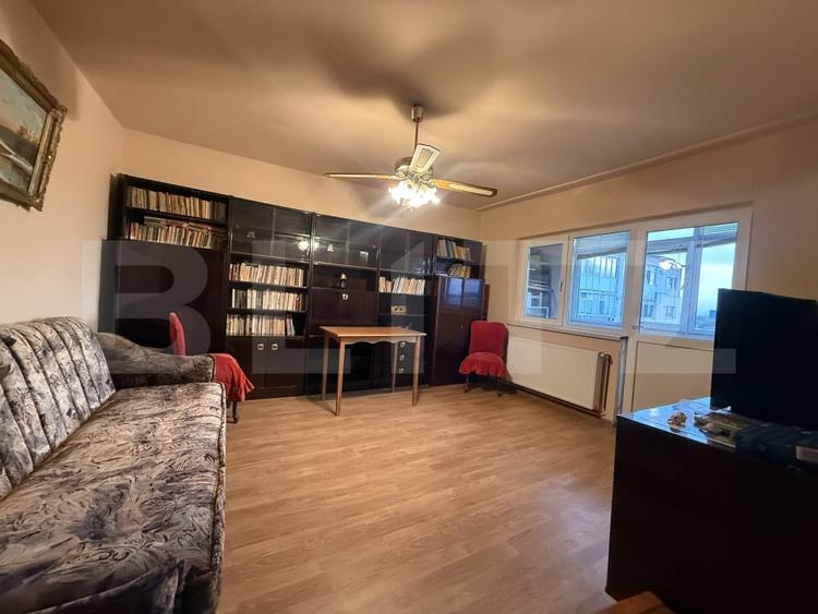 Apartament cu 3 camere decomandat, mobilat în Micro 6
