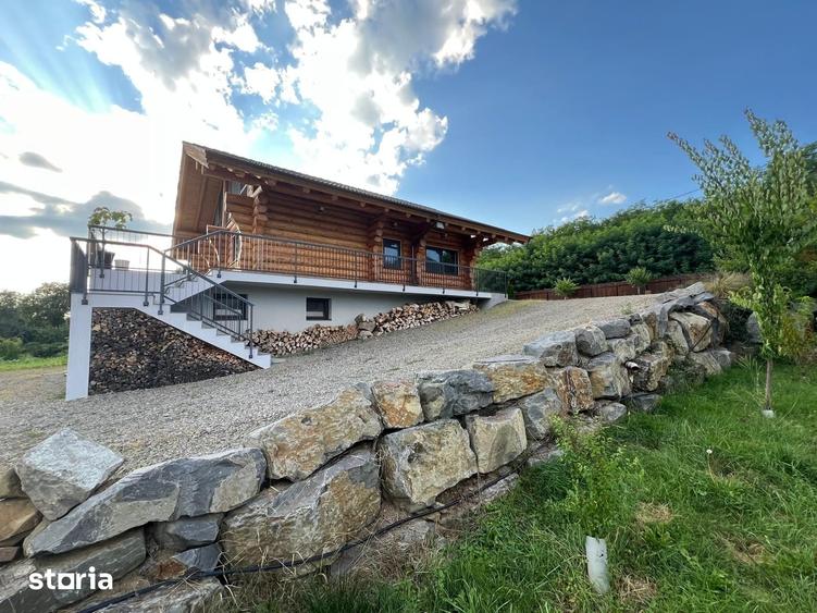 Casă cu 5 camere cu Teren 9000 Mp în Ozun