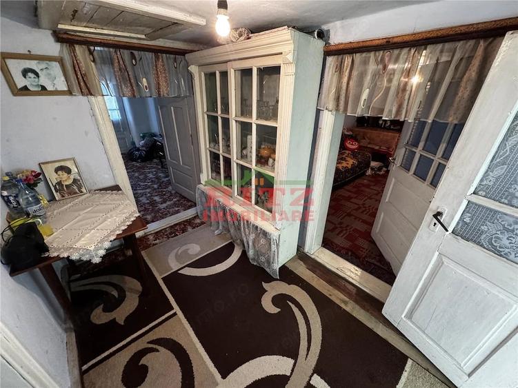 Casă cu 4 camere cu Teren 2437 Mp în Osica de Sus
