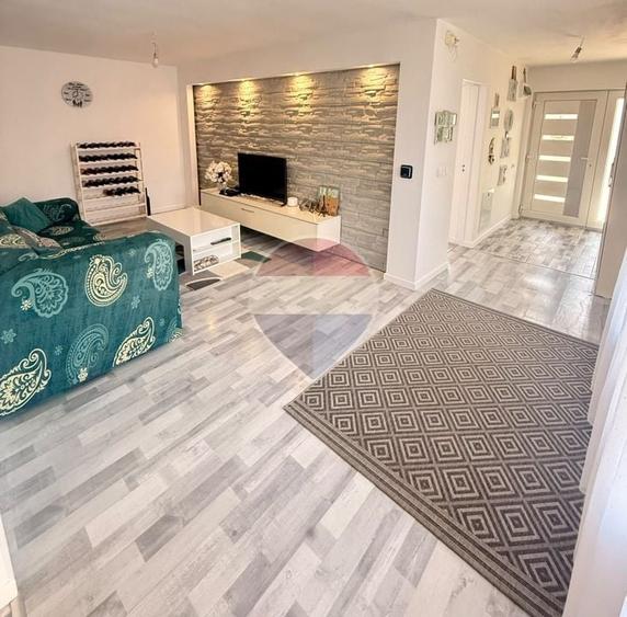Duplex cu 6 camere cu Teren 229 Mp în Est