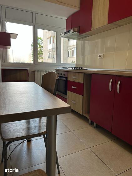 Apartament cu 4 camere decomandat în Romană