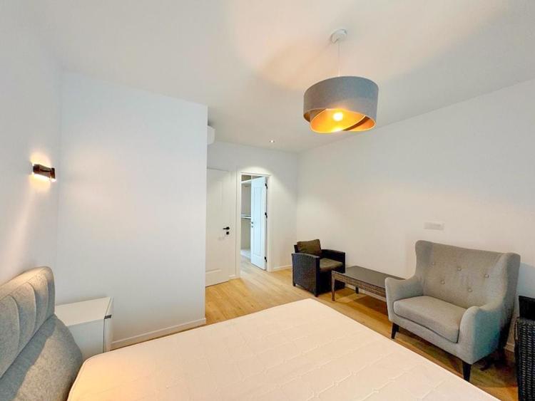 Apartament cu 4 camere decomandat, mobilat în Central