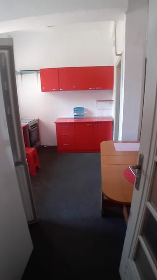 Apartament cu 3 camere semidecomandat, mobilat în Romană