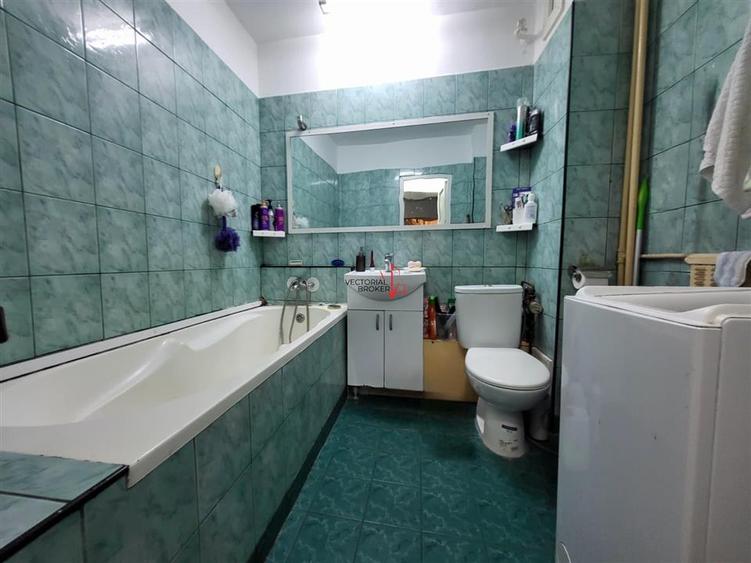 Apartament cu 3 camere semidecomandat în Titan