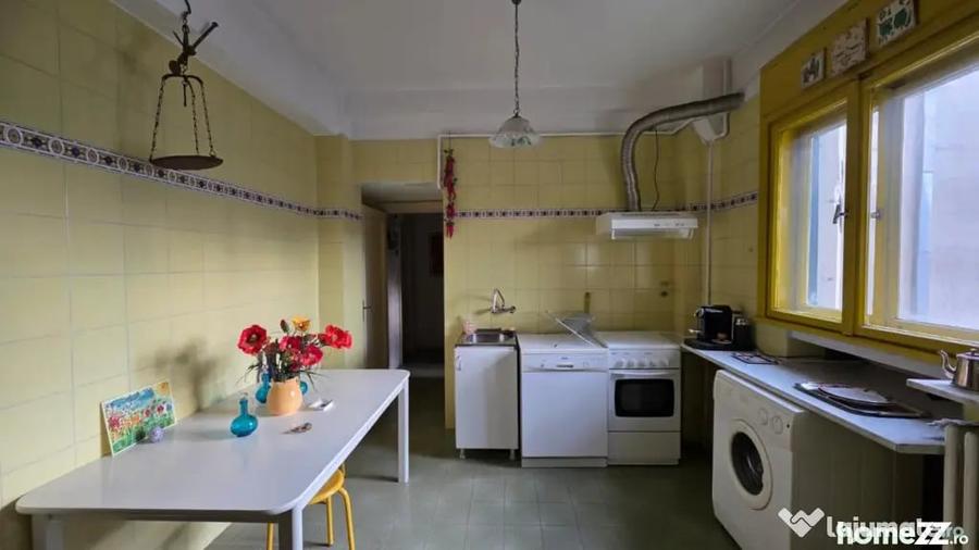 Apartament cu 3 camere decomandat în P-ța Universității