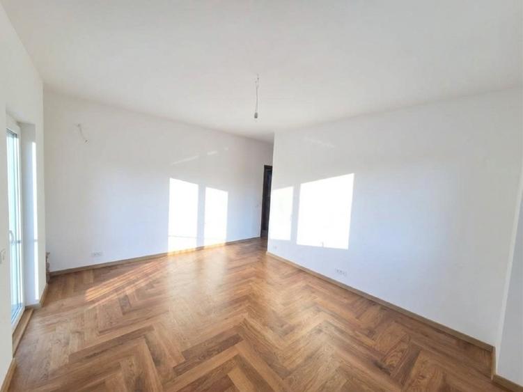 Apartament cu 2 camere decomandat în Pajura