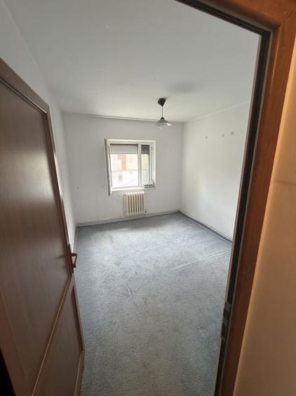 Apartament cu 3 camere decomandat în Exterior Vest