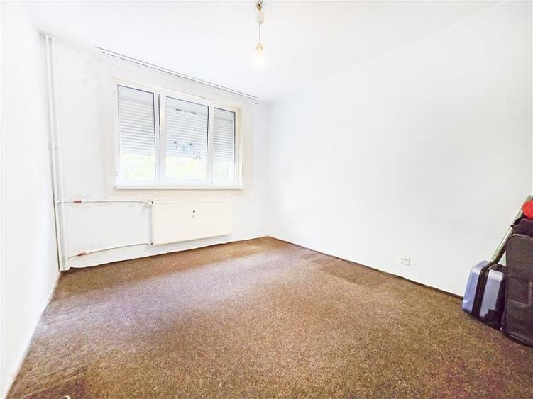 Apartament cu 4 camere decomandat în Drumul Taberei