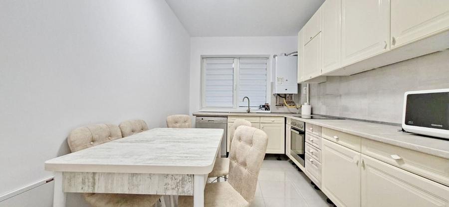 Apartament cu 3 camere decomandat în Sânpetru