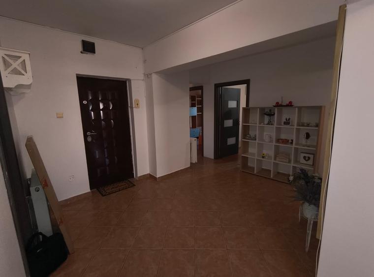 Apartament cu 4 camere decomandat în Central