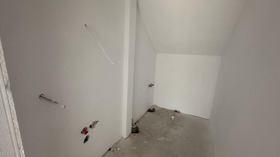 Apartament cu 3 camere semidecomandat în Vest