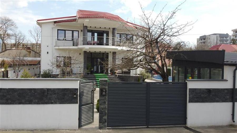 Casă individuală cu 10 camere cu Piscina în Craiovița Nouă
