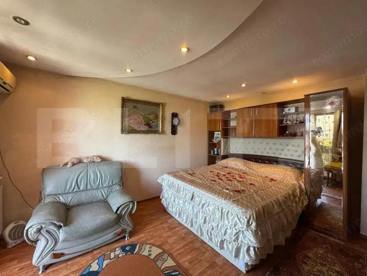 Casă cu 9 camere cu Teren 303 Mp în Central