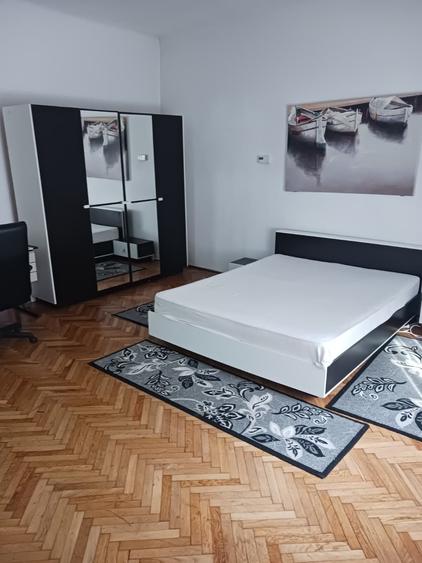 Ofer spre inchiriere apartament cu 2 camere la casa cu intrare separata, contoare si centrala proprie in centru civic langa ONIX - 8