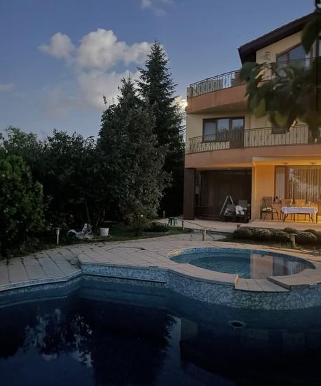 Casă cu 13 camere cu Piscina în Roșu
