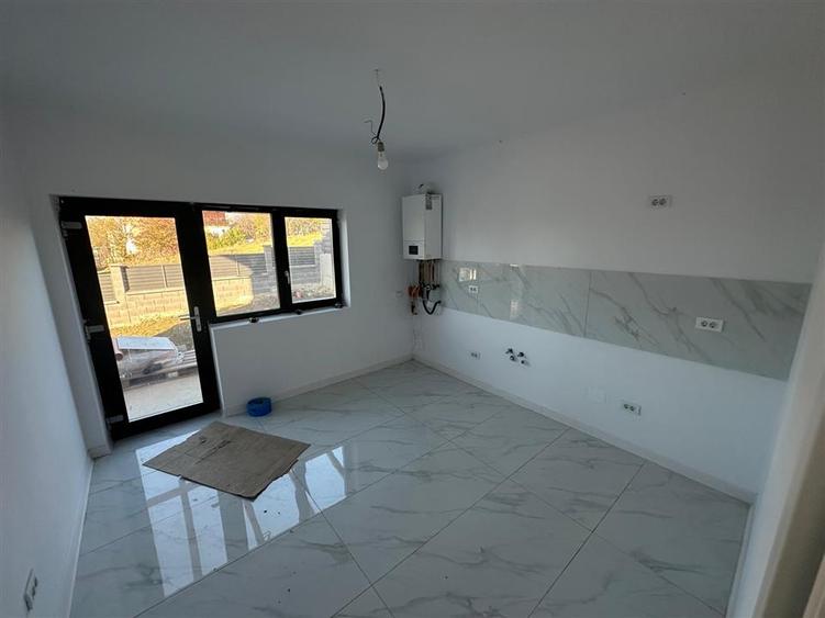 Duplex cu 4 camere cu Canalizare în Vișan