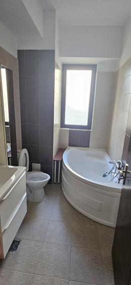 Apartament cu 3 camere semidecomandat în 9 Mai