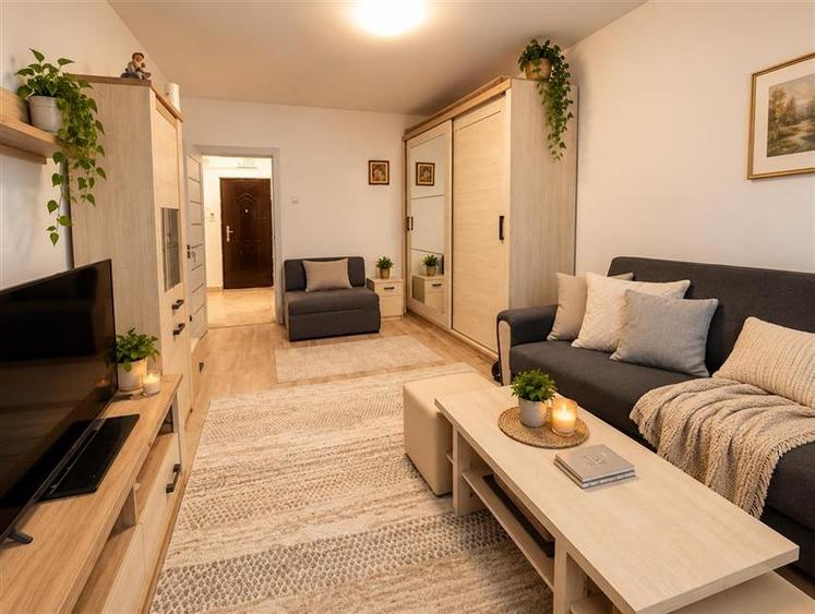 Apartament cu 3 camere decomandat, mobilat în Răcădău