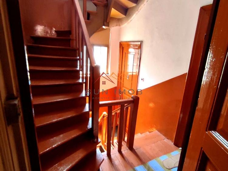 Casă individuală cu 10 camere cu Canalizare în Ultracentral