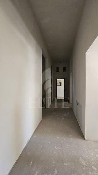 Apartament cu 4 camere semidecomandat în Central